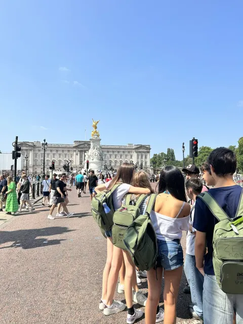 Studenti con lo zaino davanti a Buckingham Palace, a Londra
