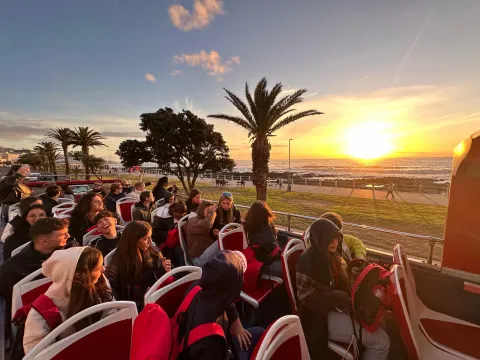 Uno studente fotografa Singapore dalla barca sul fiume