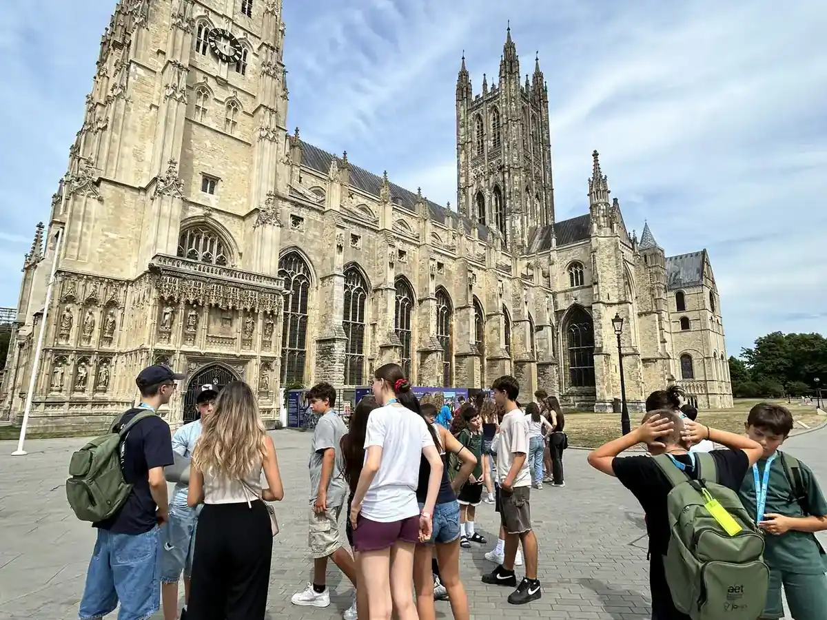 Il gruppo di studenti davanti alla cattedrale di Canterbury, in una giornata di sole