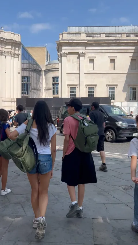Ragazzi con gli zaini camminano davanti a un edificio neoclassico, a Londra