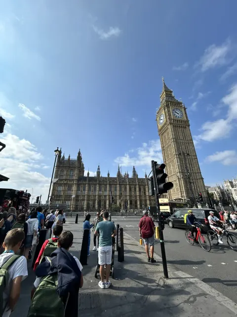 Il Big Ben e il Parlamento di Londra, visti dal marciapiede dove sosta il gruppo