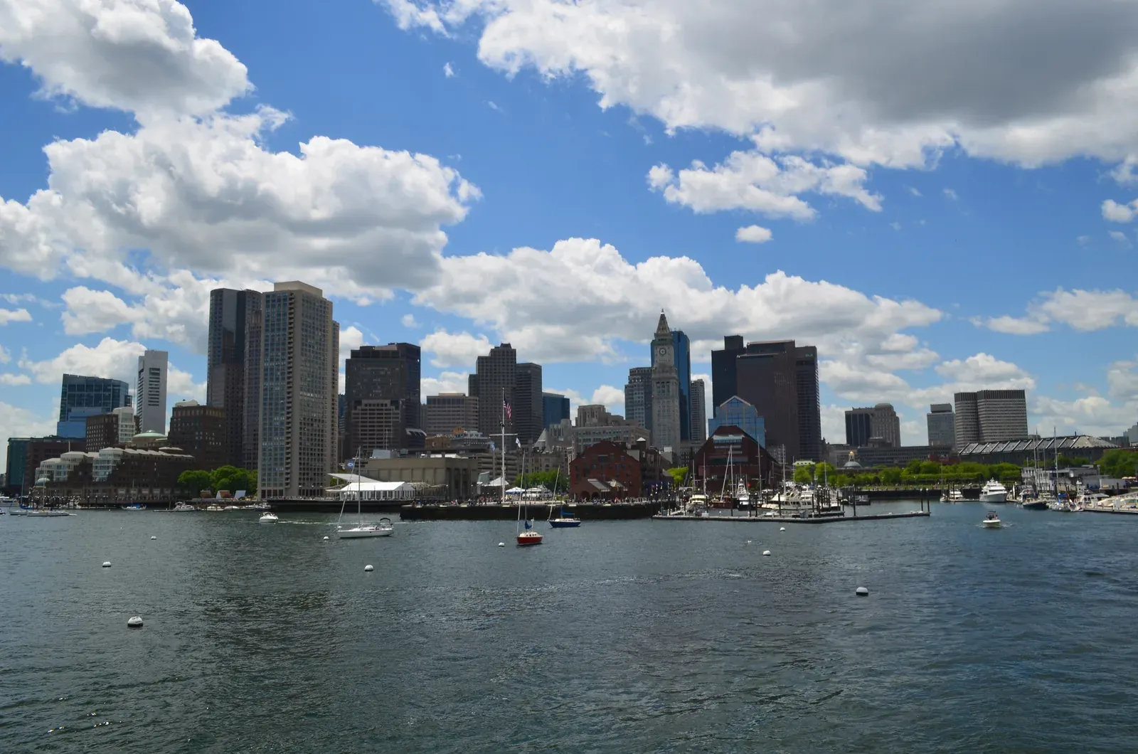 Lo skyline di Boston visto dal porto, in una giornata di sole