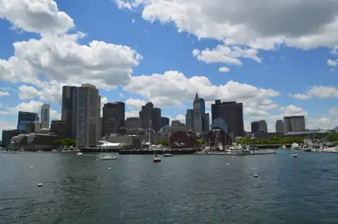 Lo skyline di Boston visto dal porto, in una giornata di sole