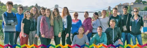 Foto di gruppo degli studenti all'aperto, col ponte sospeso di Clifton alle spalle