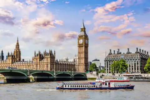Il Big Ben e il ponte di Westminster sul Tamigi, con un battello di passaggio