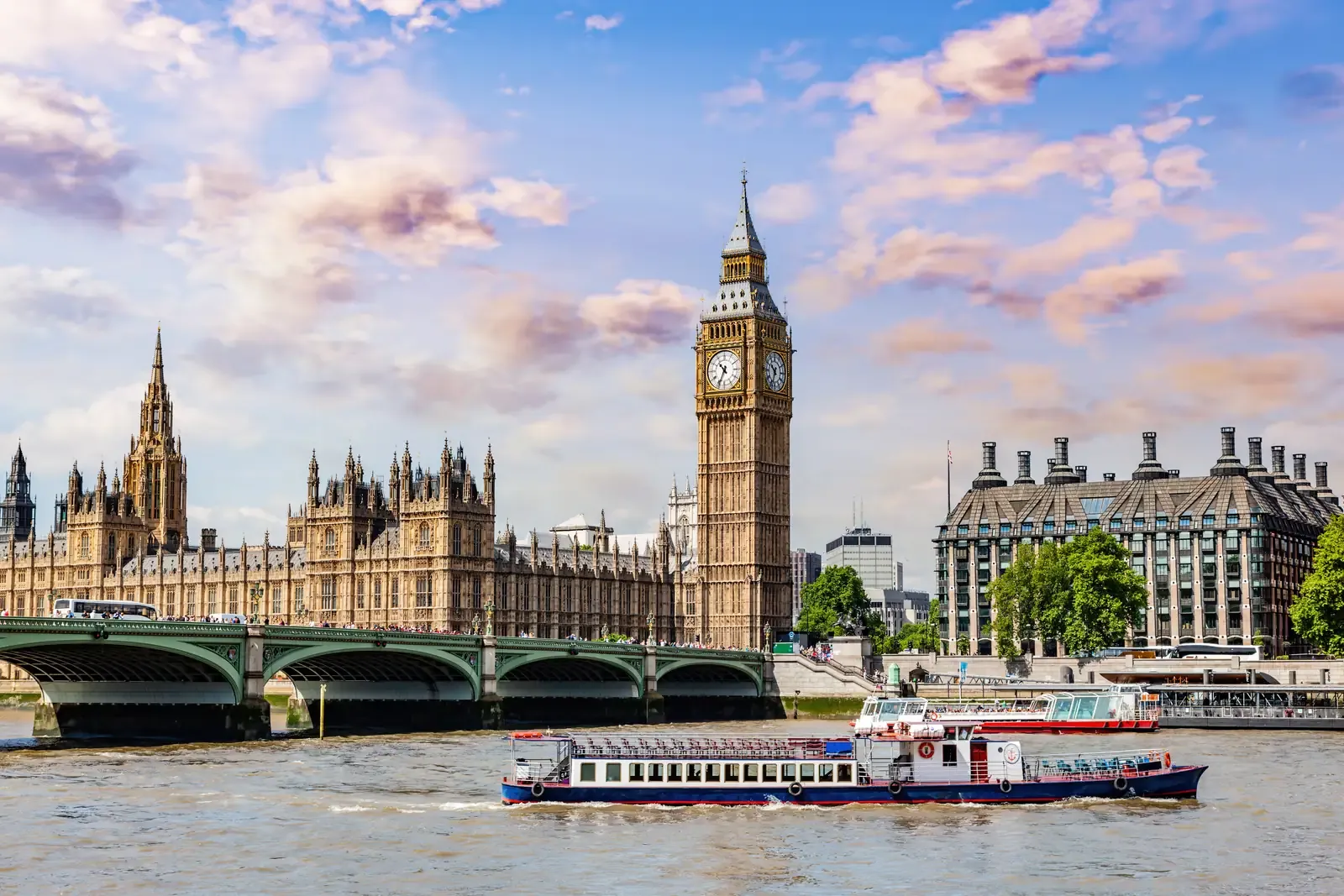 Il Big Ben e il ponte di Westminster sul Tamigi, con un battello di passaggio