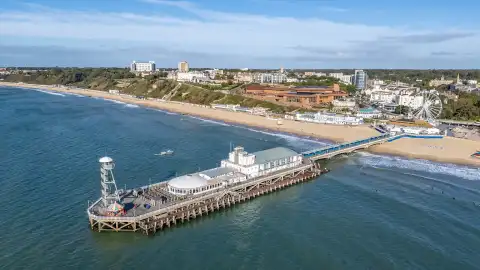Il molo di Bournemouth dall'alto, con la spiaggia e la ruota panoramica sulla costa