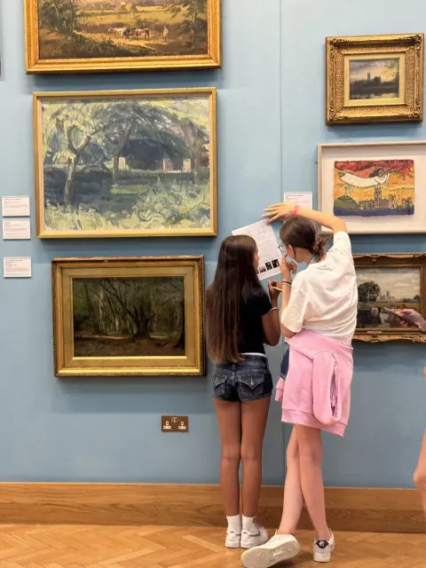 Ragazze compilano una missione in galleria