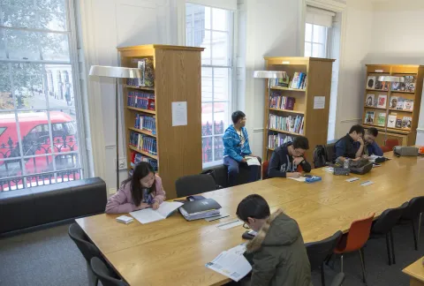 Studenti al tavolo della biblioteca del college, a Londra
