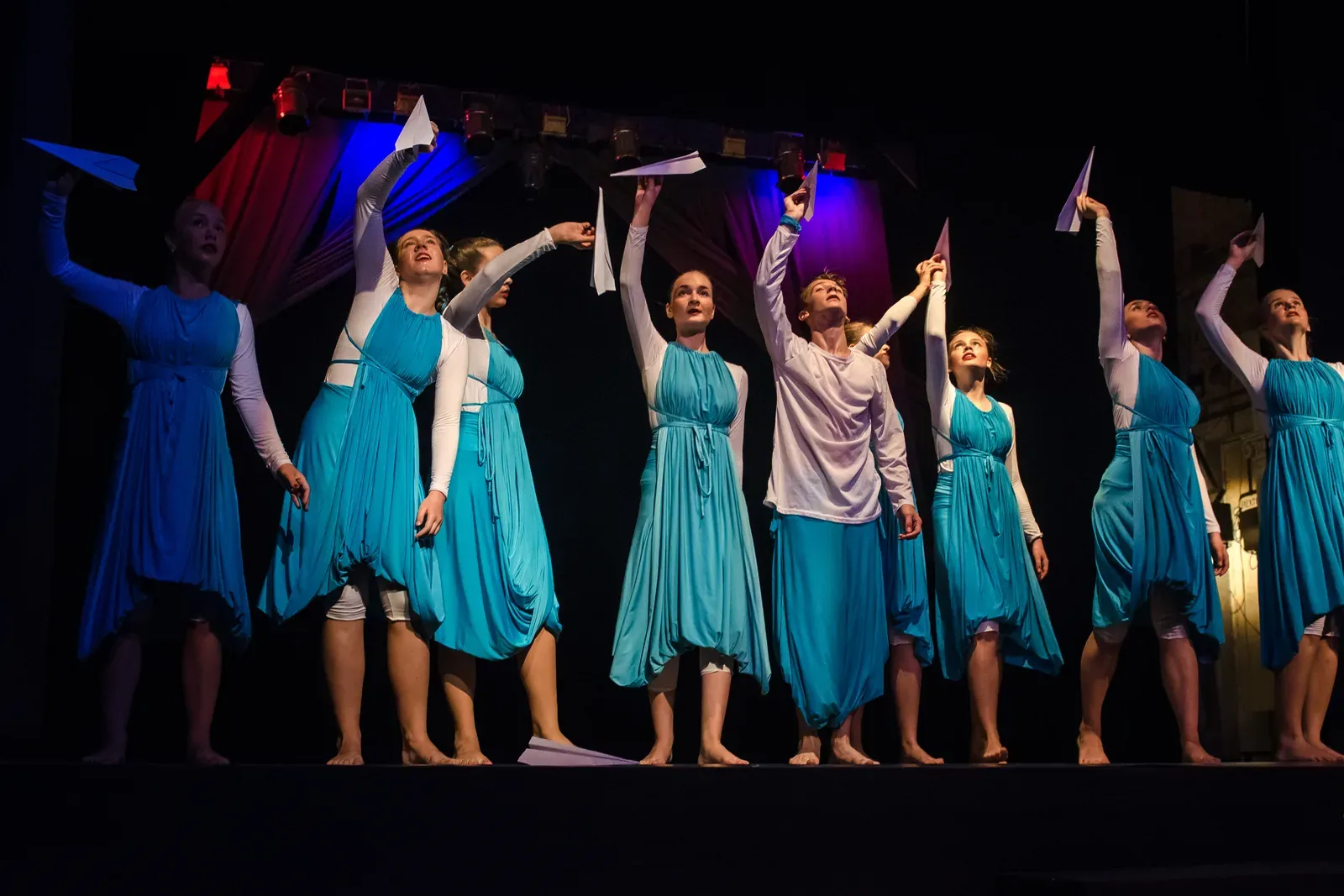 Ballerine in scena lanciano aeroplanini di carta