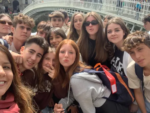 Selfie di gruppo davanti all'Ha'penny Bridge, a Dublino