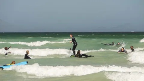 Surfisti fra le onde, a pochi metri dalla riva