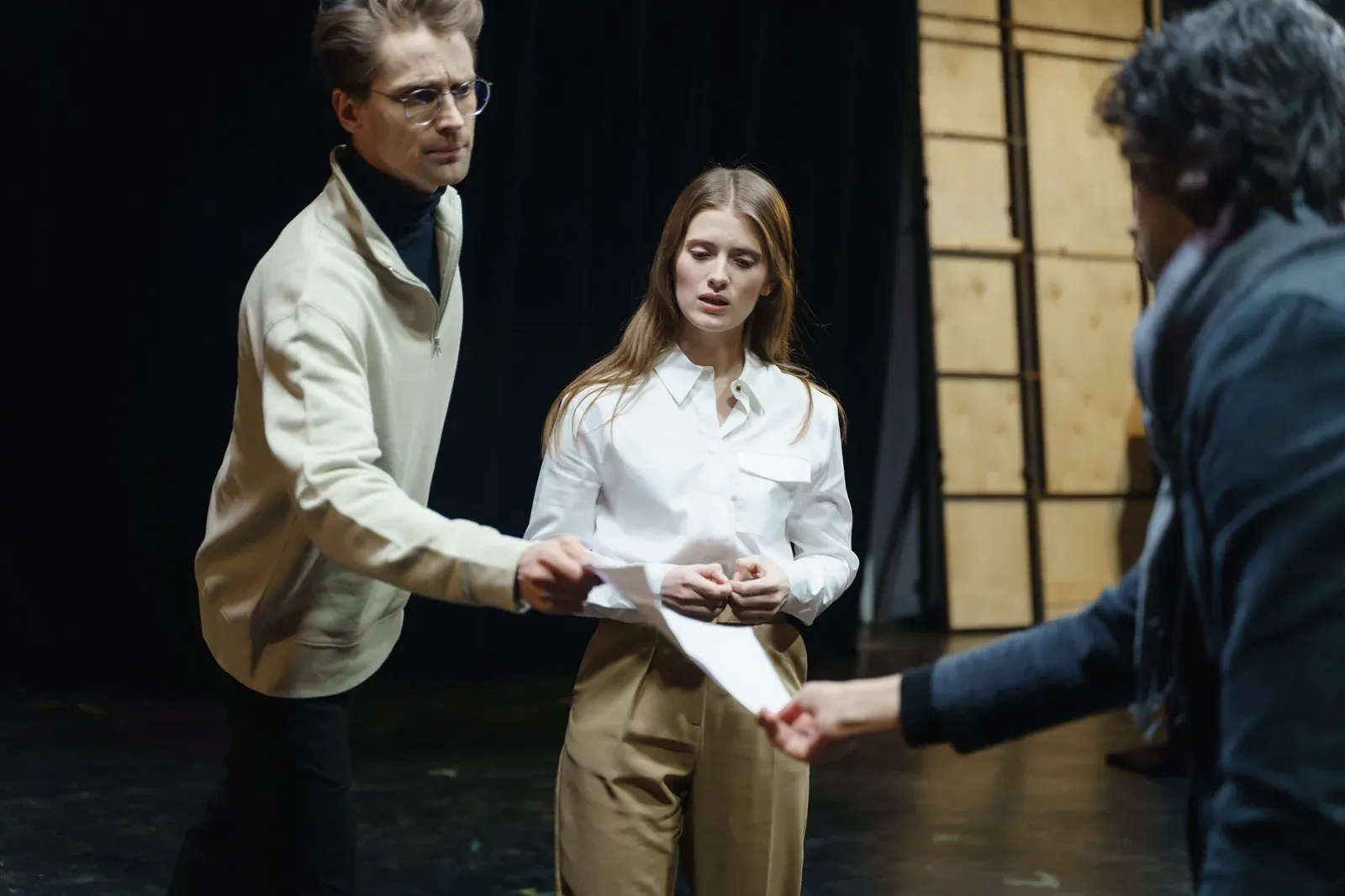 Prove a teatro: due attori leggono il copione con il regista
