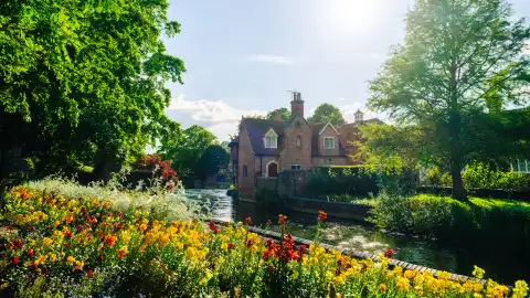 Ragazzi in barca sul fiume a Canterbury