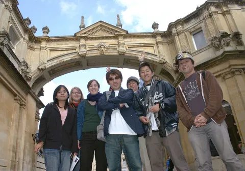 Il gruppo in posa sotto l'arco di un edificio monumentale