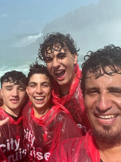 Ragazzi con gli scudi medievali in un castello inglese