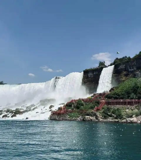 Uno studente fotografa Singapore dalla barca sul fiume